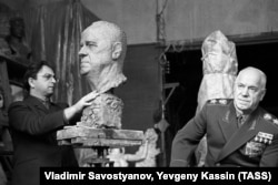 Георгий Жуков (справа) позирует скульптору Виктору Думаняну. Москва, 1966 год