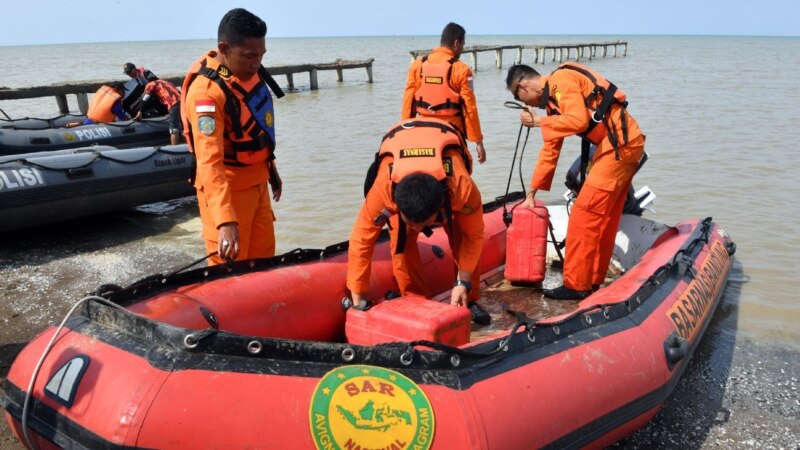 Autoritățile indoneze au găsit resturi de corpuri umane și fragmente din avionul prăbușit în mare