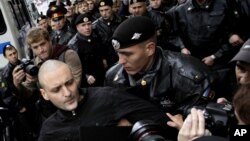 Задержание Удальцова полицией во время митинга оппозиции
