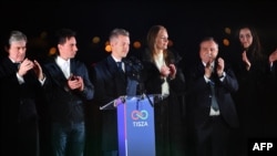 Кіраўнік партыі «Тыса» Пэтэр Мадзяр (у цэнтры) пасьля перамогі на выбарах 12 красавіка 2026 году