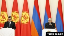 Армения премьер-министрі Никол Пашинян (оң жақта) мен Қырғызстан президенті Садыр Жапаров. Ереван, 18 қазан, 2026 жыл