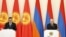 Армения премьер-министрі Никол Пашинян (оң жақта) мен Қырғызстан президенті Садыр Жапаров. Ереван, 18 қазан, 2026 жыл
