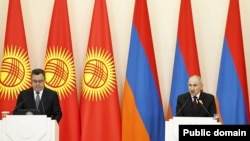 Кыргызстандын президенти Садыр Жапаров жана Армениянын премьер-министри Никол Пашинян. Ереван, Армения. 18-октябрь, 2026-жыл.
