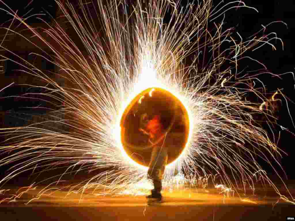 Iran - Tradicionalni vatromet uoči Norouza, iranske Nove godine,16.03.2010.