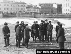 A kép eredeti leírásában „huligánoknak” titulált csavargók Szentpétervár utcáin 1910 környékén. A középen álló fiú nemrég verekedésbe keveredhetett, erről árulkodik legalábbis a monokli a bal szemén.