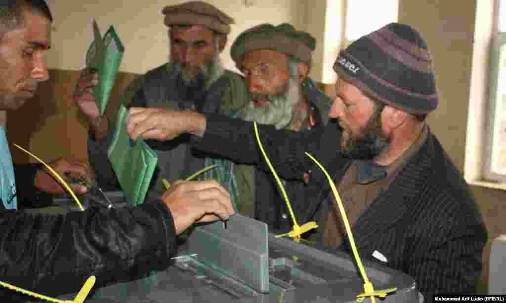 Voters in Kabul