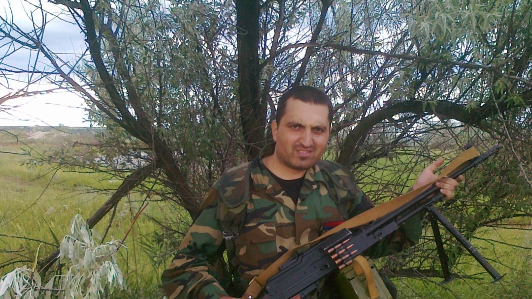 Дик-телевизордың иығына мініп қалды