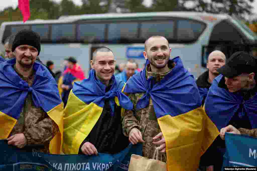 Серед звільнених – військові ЗСУ, Нацгвардії, зокрема «Азову», прикордонники, тероборонівці та рятувальник ДСНС. Понад половина військових потрапили в полон у 2022 році, зокрема під час оборони Маріуполя