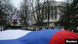 Ռուսամետները պարզել են Ռուսաստանի հսկայական դրոշը Ղրիմի խորհրդարանի շենքի մոտ, 2-ը փետրվարի, 2014