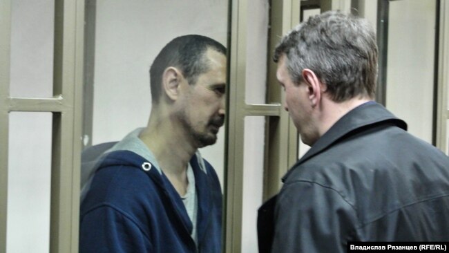 Евгений Каракашев с адвокатом Алексеем Ладиным в суде