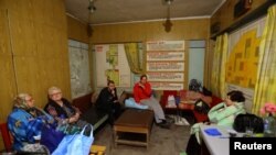 Refugiați într-un adăpost, în timpul bombardamentelor din Donețk, estul Ucrainei, 23 iunie 2022.