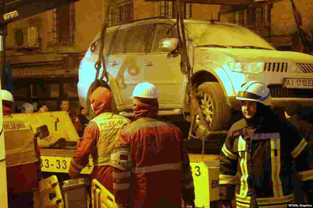 Ukraine -- Old building destoyed in Kyiv, 25Feb20016