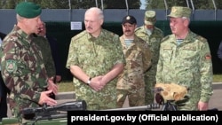 Аляксандар Лукашэнка аглядае новыя віды ўзбраеньня. Ілюстрацыйнае фота 