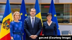 Premierul Vasile Tofan, alături de șefa politicii externe și de securitate a UE, Kaja Kallas (stânga) și comisara europeană pentru extindere Marta Kos înainte de conferința lor de presă comună la Bruxelles, pe 5 octombrie 