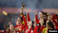 Spanjollet triumfuan 1:0 kundër anglezeve për ta fituar Kupën e Botës së Grave për herë të parë.
