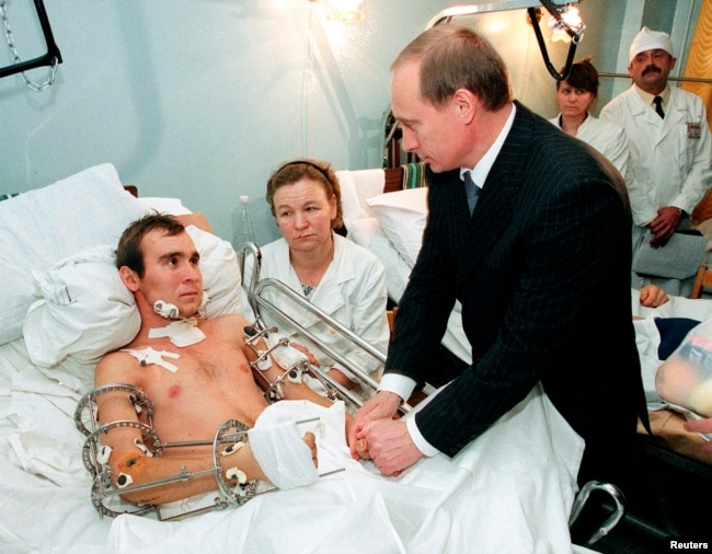 Владимир Путин посещает в госпитале солдат, раненных в Чечне. 28 декабря 1999 года