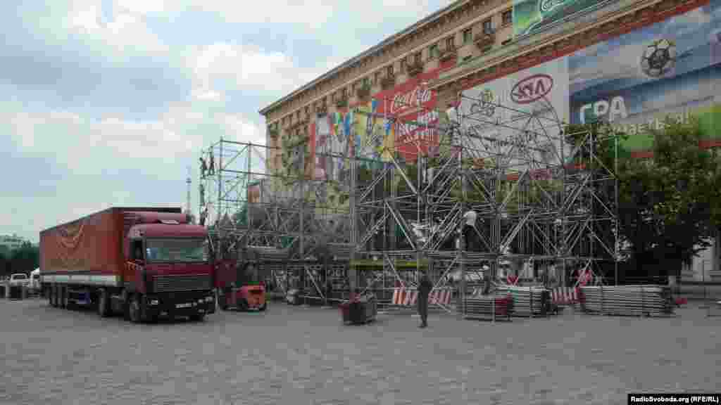 Монтаж головної сцени на території офіційної фан-зони в Харкові (фото О. Овчинникова)