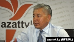 Мэр Бишкека Иса Омуркулов на предыдущей он-лайн конференции в студии "Азаттыка", Бишкек, 28 июля 2011 года.
