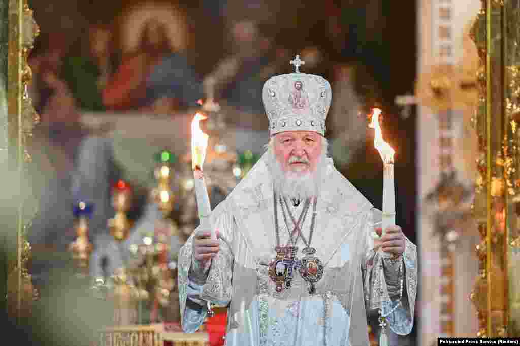 Patriarhul Kiril al Bisericii Ortodoxe Ruse conduce serviciul divin de la Catedrala Iisus Hristos Mântuitorul, din Moscova, 1 mai 2021.