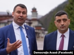 Vasile Costiuc (stânga) l-a susținut în campania prezidențială din România din luna mai pe George Simion, liderul partidului AUR