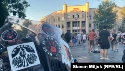 Blokada saobraćajnice ispred Pravnog fakulteta u Beogradu zbog hapšenja demonstranata, 3. jul 2025.
