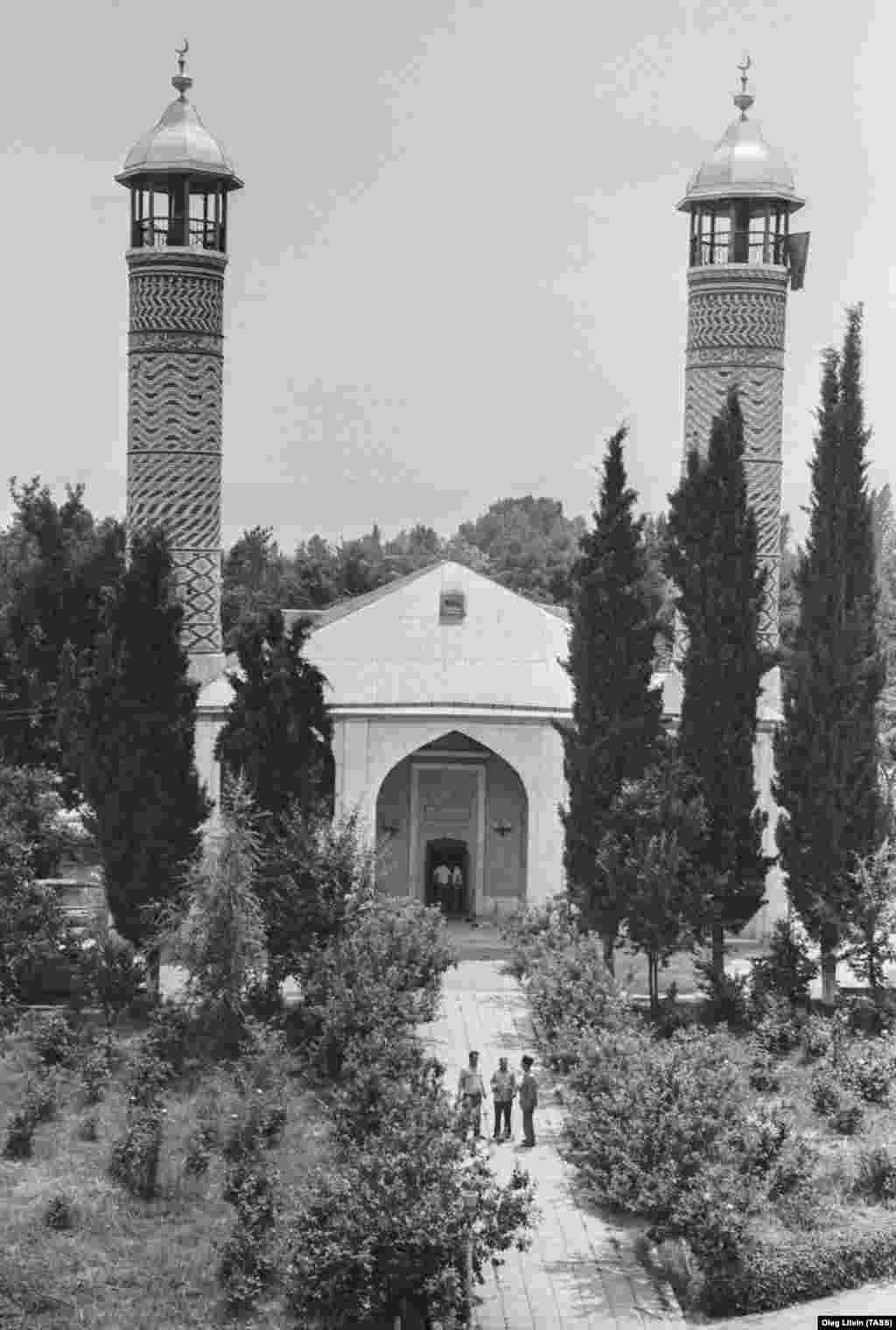 Një foto e rrallë nga arkivi e Xhamisë Qendrore të Agdamit më 1990. Armenët nuk banuan në qytet pasi azerbajxhanasit ikën dhe ajo (xhamia) u rrënua.