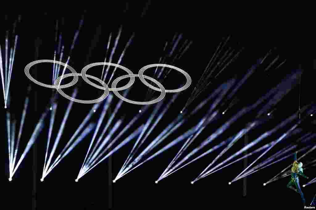 На цырымоніі прысутнічалі некалькі важных італьянскіх і замежных гасьцей, у тым ліку сьпявак і аўтар песень Акіле Ляўра, актрыса Бэнэдэта Паркаролі, дыджэй Габры Понтэ і ўсясьветна вядомая зорка танцаў Рабэрта Боле.