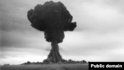 Советский Союз взорвал свою первую атомную бомбу, известную на Западе как «Джо-1», 29 августа 1949 года на Семипалатинском полигоне в Казахстане. «Джо-1» был прямой копией плутониевой бомбы, сброшенной на Нагасаки, и имел мощность около 20 килотонн.