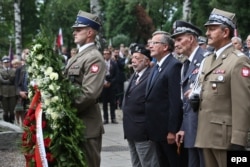 Тогдашний президент Польши Бронислав Коморовский (в центре) на мемориальной церемонии в честь 70-летия Варшавского восстания, 1 августа 2014
