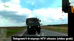 Російська військова вантажівка в прицілі українського дрона поблизу окупованого Маріуполя