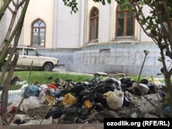 Территория мечети, в котором живут 25 малоимущих семей, завалена мусором.