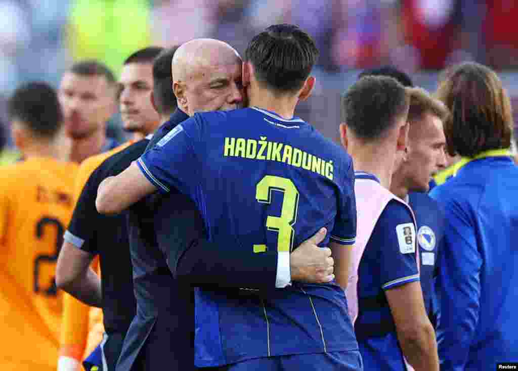 Selektor Sergej Barbarez sa igračem Dennisom Hadđikadunićem nakon poraza protiv SAD-a.