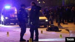 Тело мужчины, застреленного на улице Солянка в Москве. 16 декабря 2015 года. 