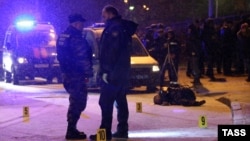 Russia – Police examine the site where a man was shot on Solyanka Street in Moscow, December 16, 2015