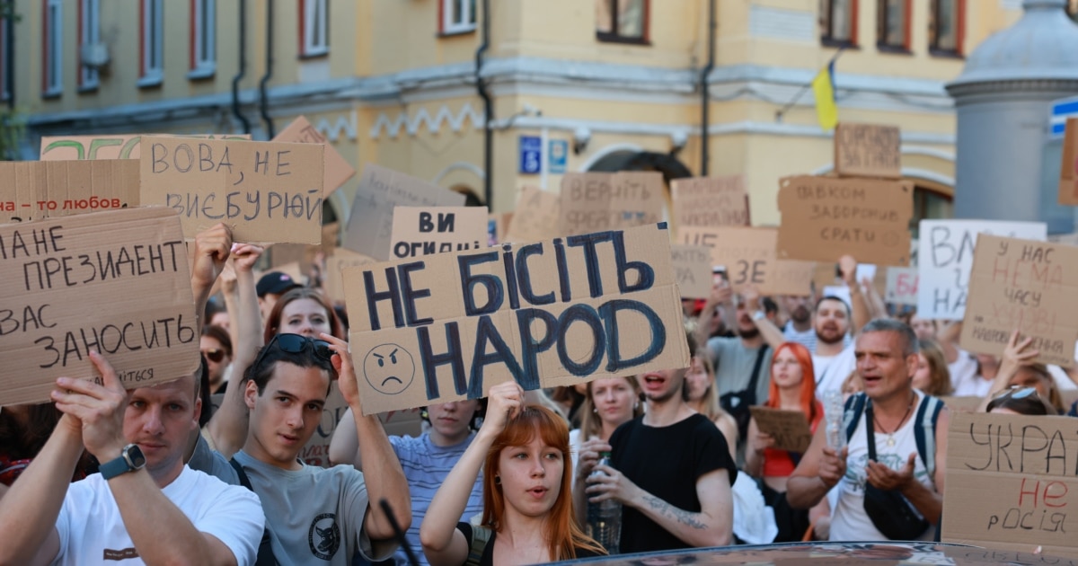 Зеленський відреагував на протести: "я чую, що кажуть люди, будуть рішення"