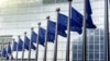 Илустрација- знамиња на Европската унија пред зрадата на Европската комисија во Брисел