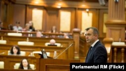 Premierul Ion Chicu în plenul parlamentului de la Chișinău