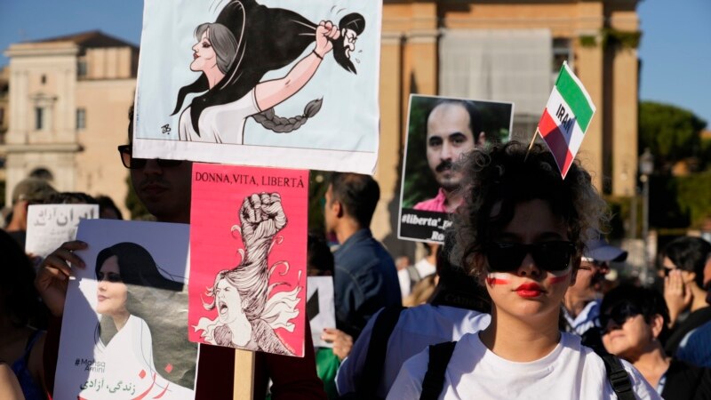 Irani raportohet se ka shpërbërë policinë e moralit