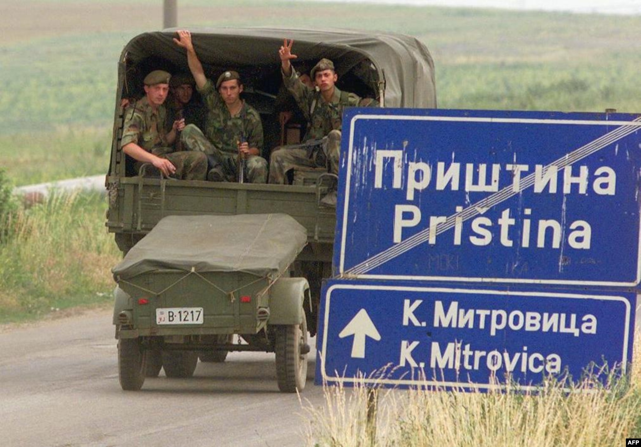 Ushtarë serbë teksa largoheshin nga Prishtina më 14 qershor 1999, ndërsa trupat e KFOR-it po merrnin kontrollin.