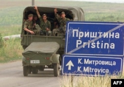 Ushtarë serbë teksa largoheshin nga Prishtina më 14 qershor 1999, ndërsa trupat e KFOR-it po merrnin kontrollin.
