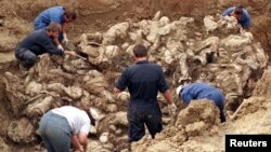 Međunarodni forenzički stručnjaci u masovnoj grobnici u Pilicama, 18. septembar 1996.