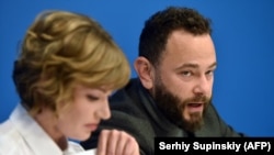 Then-Ukrainian lawmaker Oleksandr Dubinskiy (right) talks to reporters in January 2021. 