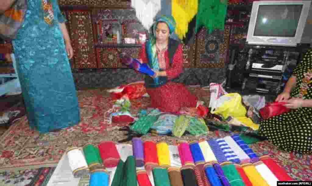 Garry Nohur obasynyň gelin-gyzlary &ouml;&yacute;lerde t&uuml;rkmeniň milli ketenisini, d&uuml;&yacute;p gyňa&ccedil;laryny ussatlyk bilen doka&yacute;arlar. 