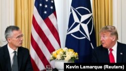 Президент США Дональд Трамп (справа) и генеральный секретарь НАТО Йенс Столтенберг перед началом саммита в Уотфорде. Лондон, 3 декабря 2019 года.