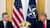 Sekretari i Përgjithshëm i NATO-s, Jens Stoltenberg dhe presidenti i SHBA-së, Donald Trump në Samitin e NATO-s 