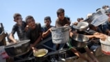 Palestinezët duke pritur për pak ushqim në një kuzhinë bamirëse në qytetin e Gazës. Fotografi e 24 korrikut.

