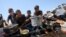 Palestinezët duke pritur për pak ushqim në një kuzhinë bamirëse në qytetin e Gazës. Fotografi e 24 korrikut.
