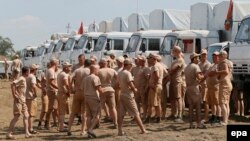 Водители грузовиков из состава гуманитарного конвоя