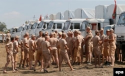 Водії біля російського конвою вантажівок з гуманітарною допомогою, Ростовська область, 14 серпня 2014 року