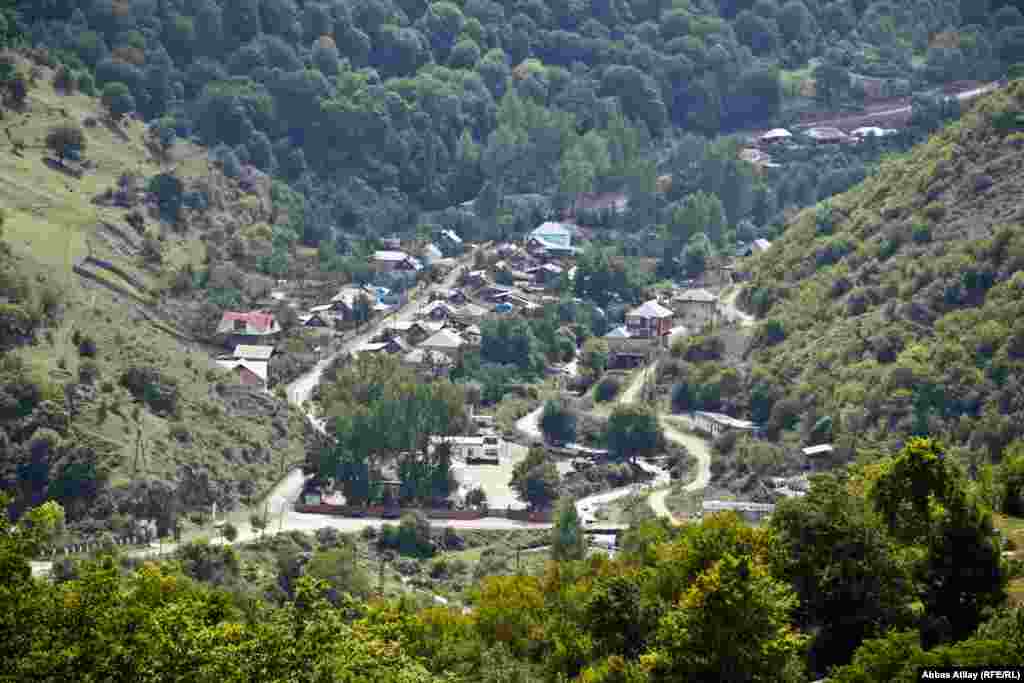 Göygöl rayonunun turizm mərkəzlərindən biri, Toğanalı kəndinin yüksəklikdən görünüşü.